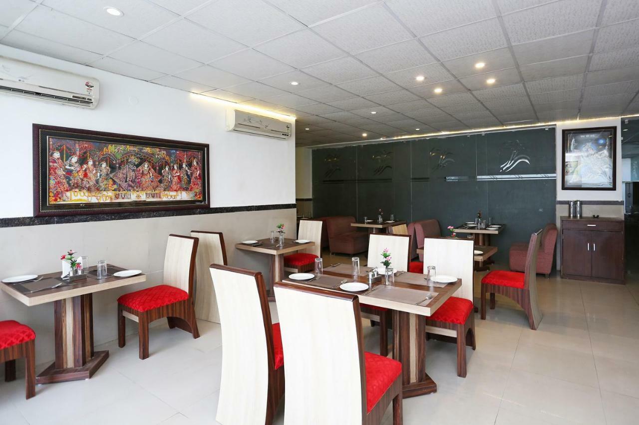 Oyo 13564 Near Prem Mandir Hotel Матура Екстериор снимка