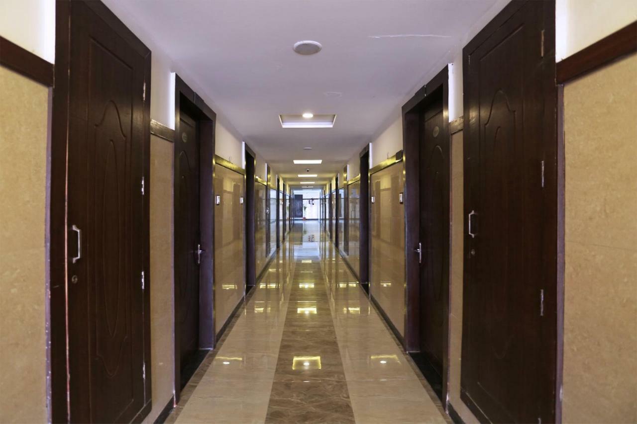 Oyo 13564 Near Prem Mandir Hotel Матура Екстериор снимка